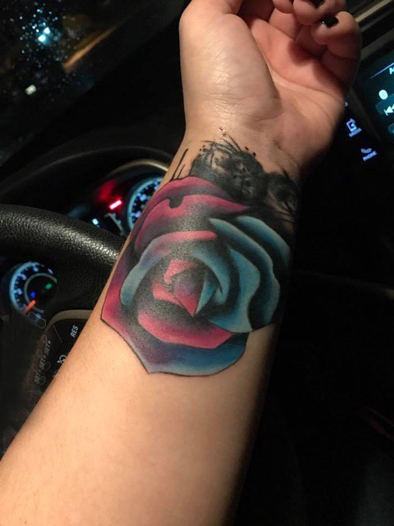 点击大图看下一张：纹身玫瑰 女生手臂上彩色渐变纹身玫瑰图片