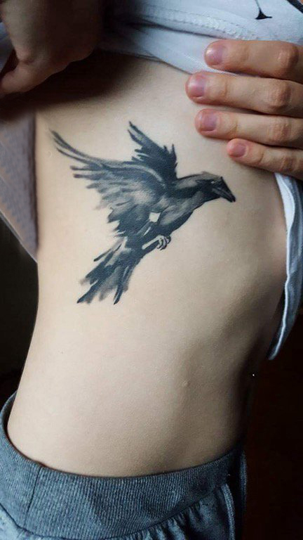 点击大图看下一张：纹身鸟 女生侧腰上黑色的小鸟纹身图片