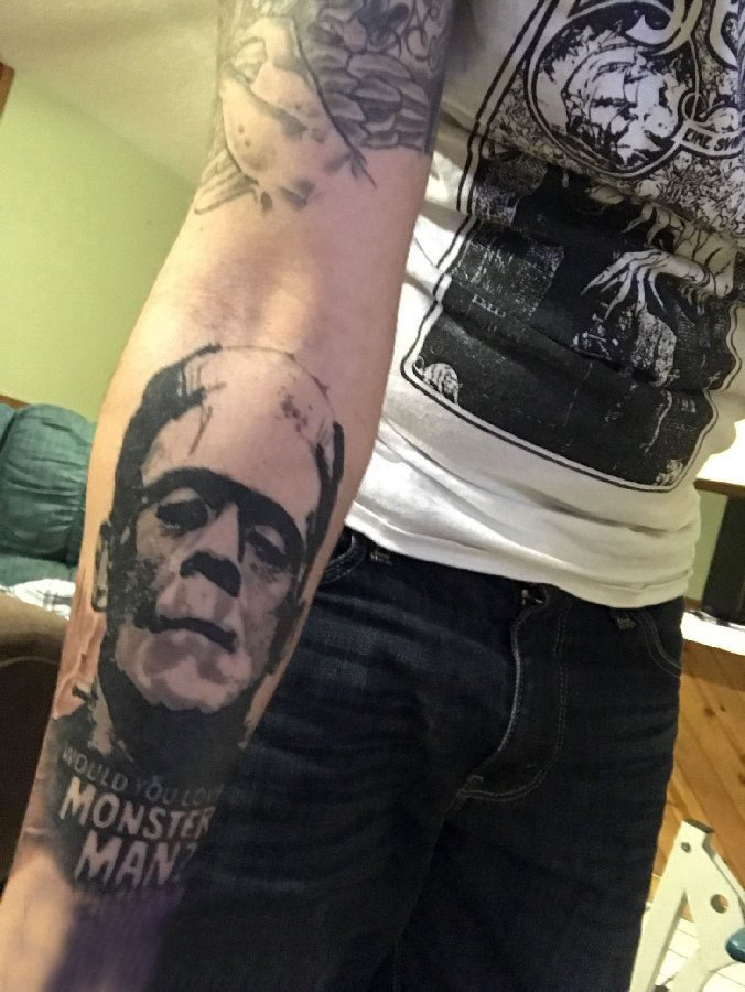 点击大图看下一张：纹身人物 男生手臂上黑色纹身人物图片