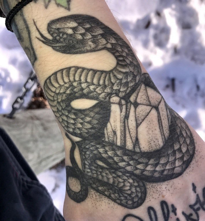 点击大图看下一张：纹身蛇的图案 男生手背上黑色纹身蛇的图案