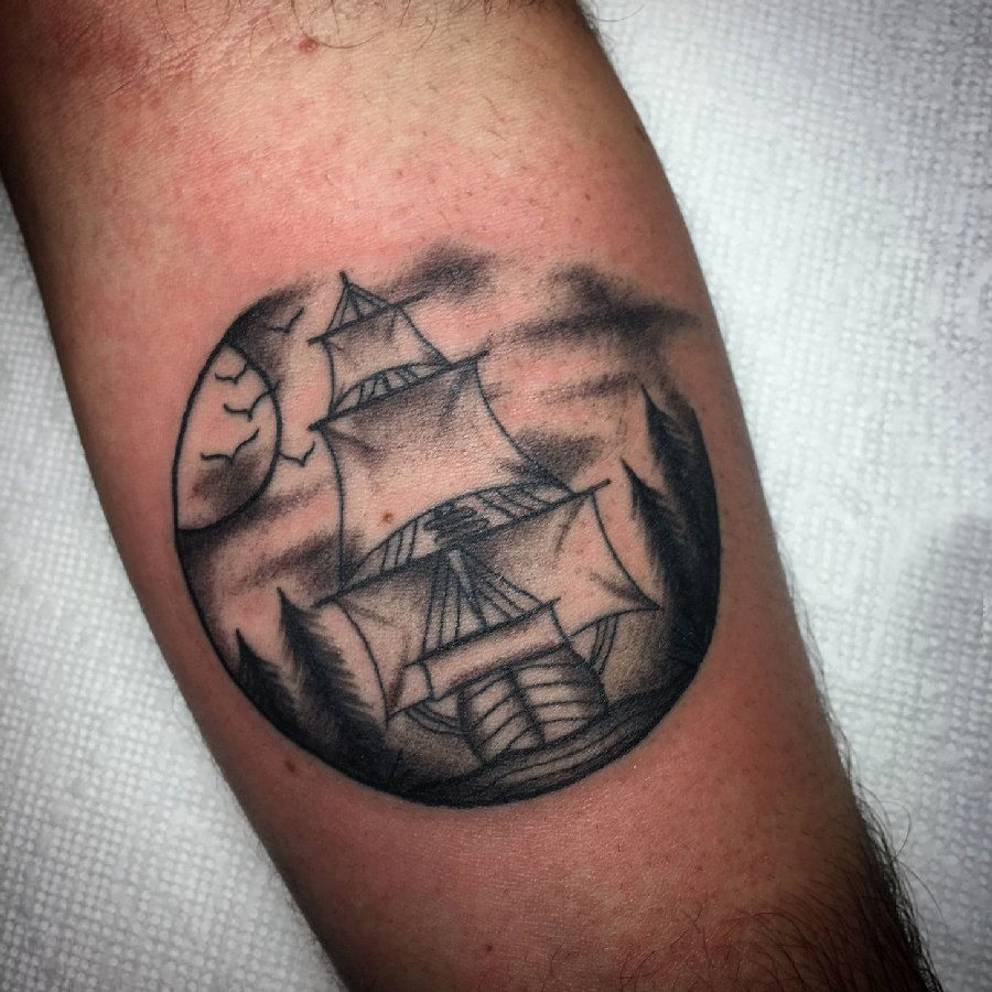 点击大图看下一张：纹身小帆船 男生手臂上黑色纹身小帆船图片