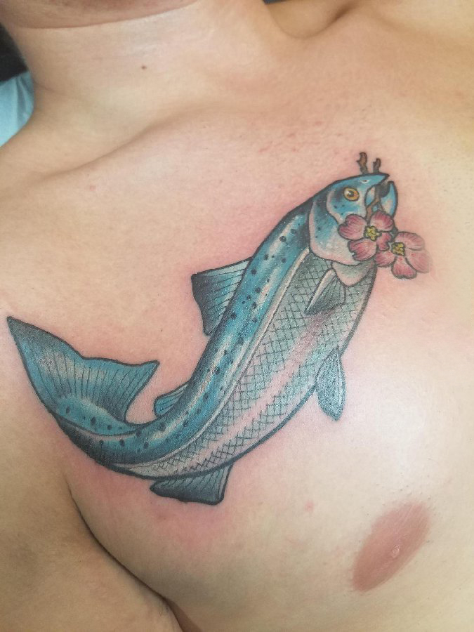点击大图看下一张：纹身招财鱼 男生胸部花朵和鱼纹身图片