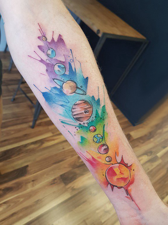 点击大图看下一张：小星球纹身 女生手臂上彩色的星球纹身图片