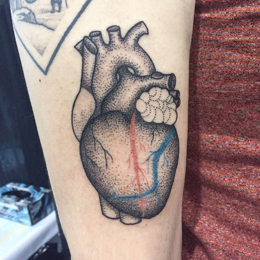 点击大图看下一张：心脏纹身 男生手臂上黑色纹身点刺心脏纹身图片