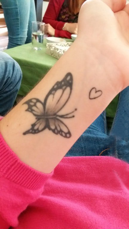 点击大图看下一张：3d蝴蝶纹身 女生手腕上黑色的蝴蝶纹身图片