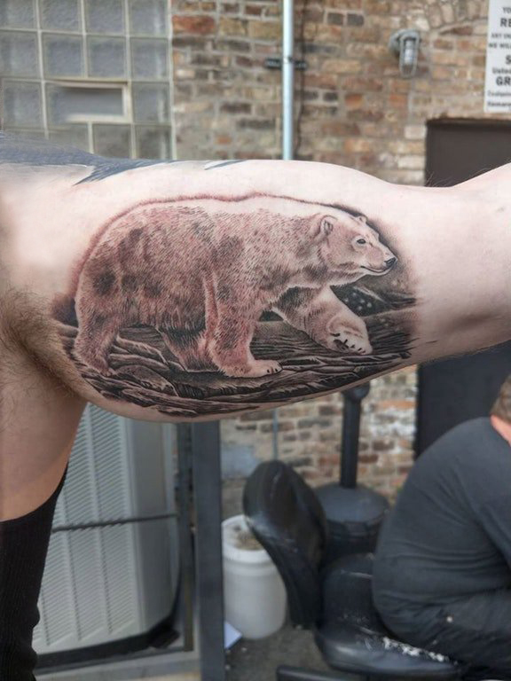 点击大图看下一张：北极熊纹身 男生大臂上黑色的北极熊纹身图片