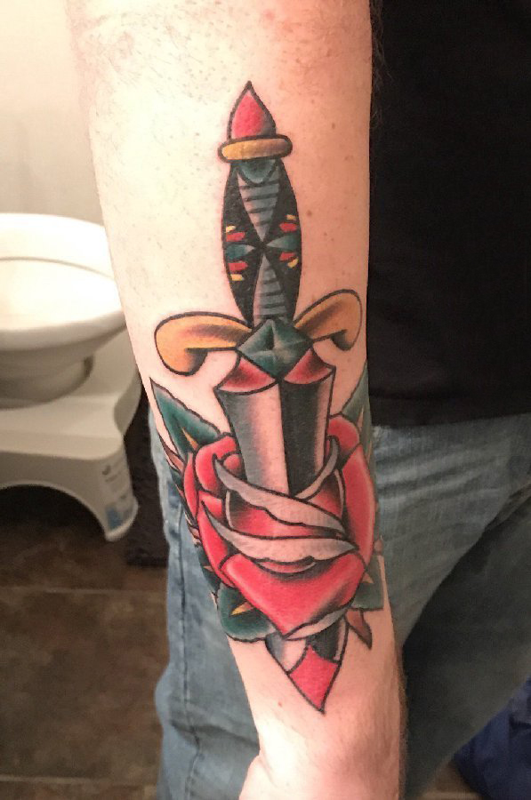 点击大图看下一张：匕首纹身图案 男生手臂上玫瑰纹身和匕首纹身图案