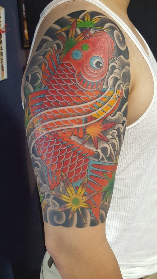 点击大图看下一张：大臂锦鲤纹身 男生大臂上彩色的锦鲤纹身图片