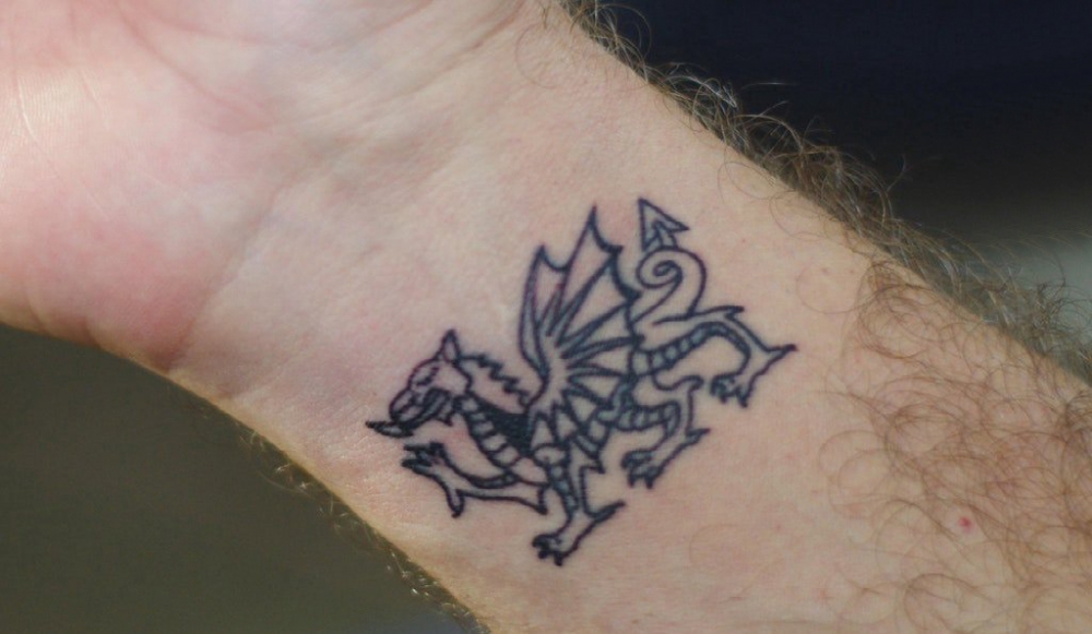 点击大图看下一张：飞龙纹身图 男生手腕上黑色的飞龙纹身图片