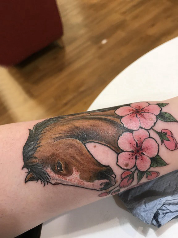 点击大图看下一张：飞马纹身女 女生手臂上花朵和马纹身图片