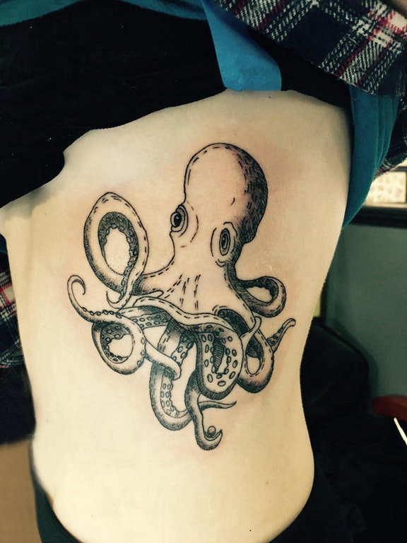 点击大图看下一张：黑色章鱼纹身 女生侧腰上黑色的章鱼纹身图片