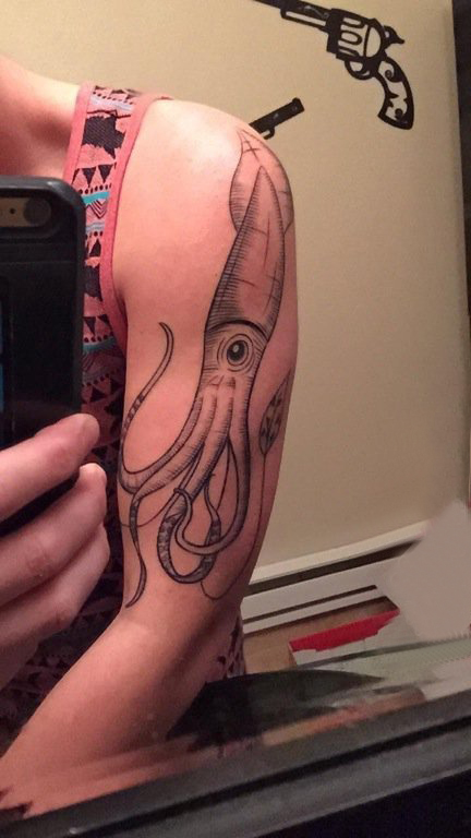 点击大图看下一张：黑色章鱼纹身 女生手臂上黑色章鱼纹身图片