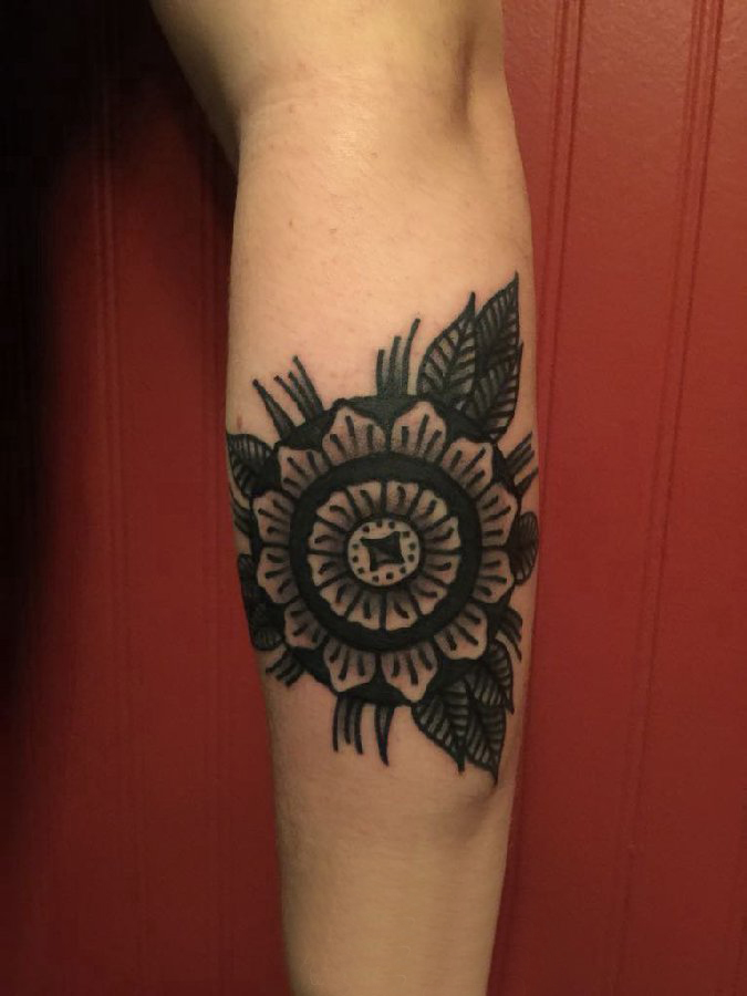点击大图看下一张：几何花朵纹身图案 女生手臂上几何花朵纹身图案