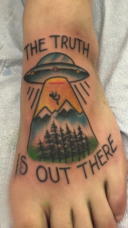 点击大图看下一张：脚背纹身 男生脚背上彩色的飞碟纹身图片