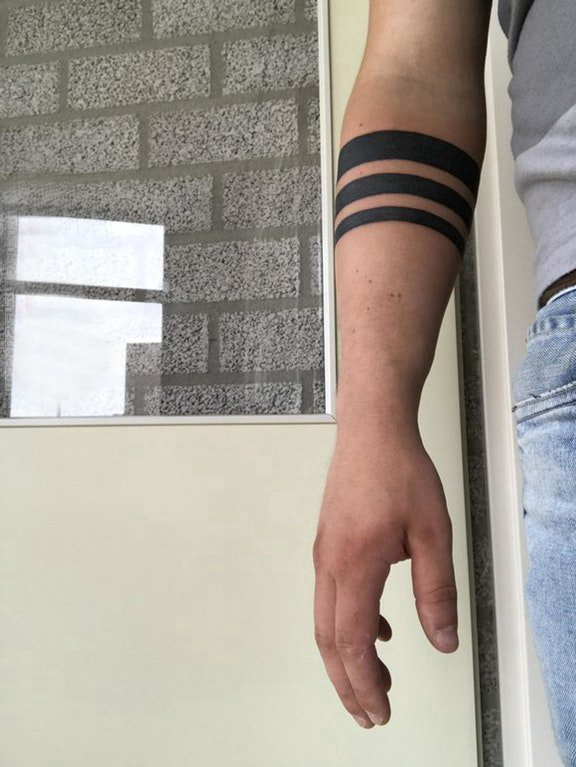 点击大图看下一张：龙臂环纹身 男生手臂上黑色的臂环纹身图片