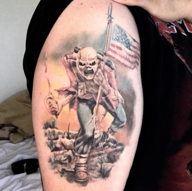 点击大图看下一张：美国士兵纹身 男生大臂上彩色的骷髅美国士兵纹身图片