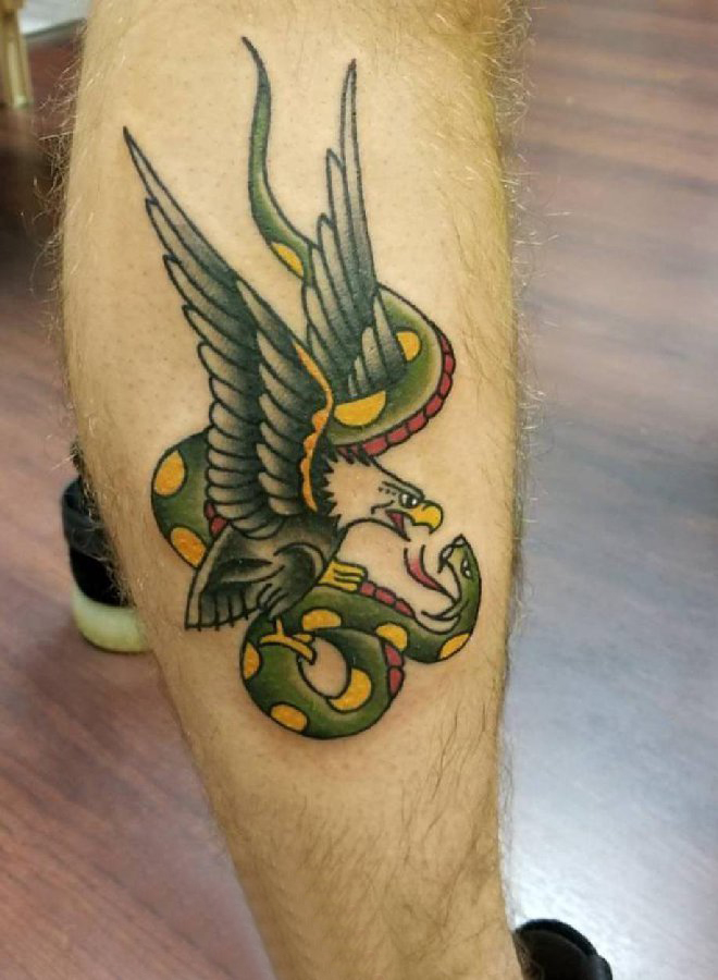 点击大图看下一张：欧美小腿纹身  男生小腿上老鹰和蛇纹身图片