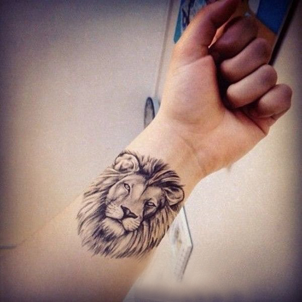 点击大图看下一张：狮子头纹身 男生手腕上狮子头纹身图片