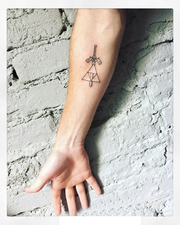 点击大图看下一张：手臂纹身素材 男生手臂上三角形和宝剑纹身图片
