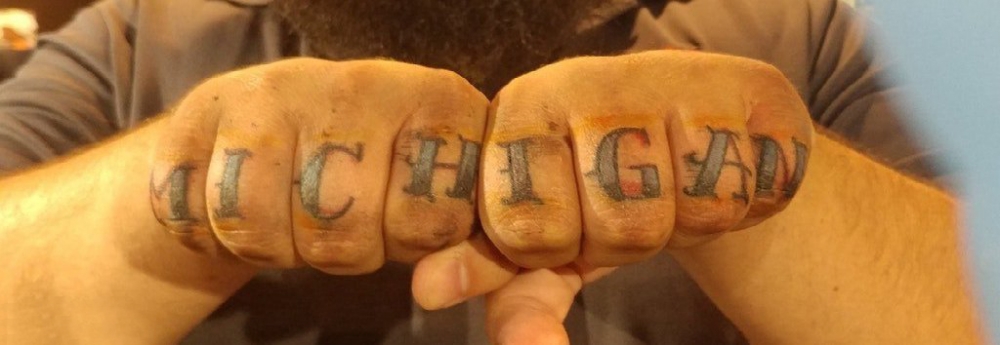 点击大图看下一张：手指字母纹身 男生手指上简单的字母纹身图片