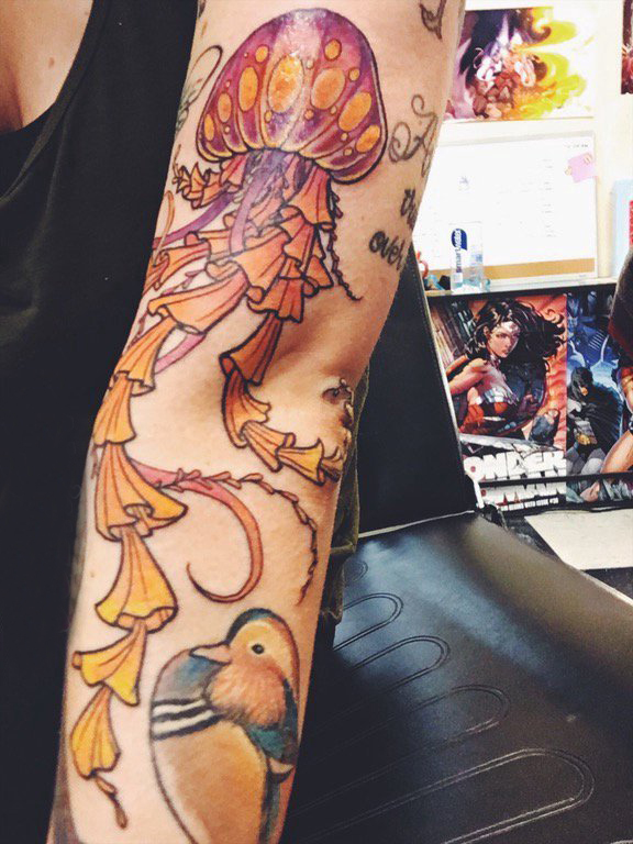 点击大图看下一张：水母纹身图案 女生手臂上水母纹身图案