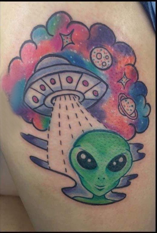 点击大图看下一张：外星人纹身 女生大腿上飞碟和外星人纹身图片