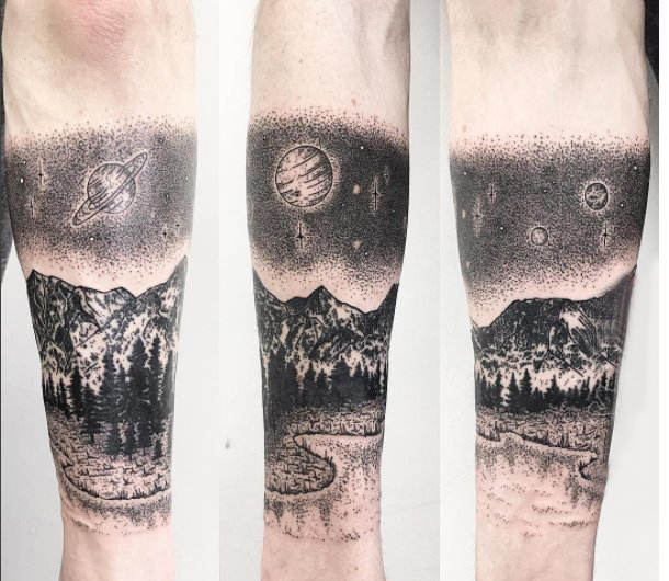 点击大图看下一张：纹身风景 男生手臂上黑色的山水风景纹身图片