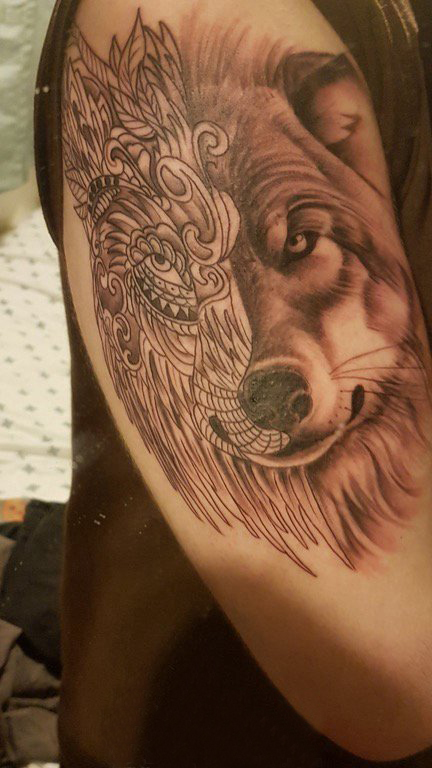 点击大图看下一张：纹身狼头 男生手臂上黑色纹身狼头图片