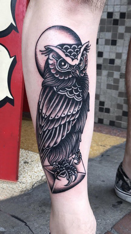 点击大图看下一张：纹身猫头鹰 男生小腿上黑色的猫头鹰纹身图片