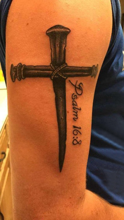 点击大图看下一张：纹身小十字架 男生手臂上黑色的十字架纹身图片