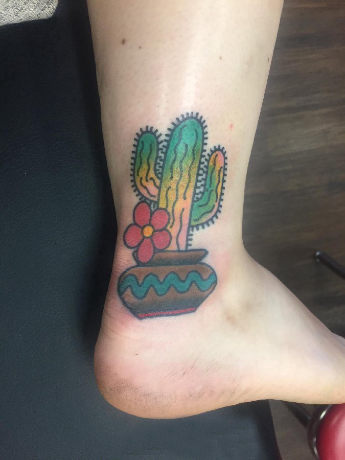点击大图看下一张：仙人掌纹身 女生脚踝上彩色的仙人掌纹身图片