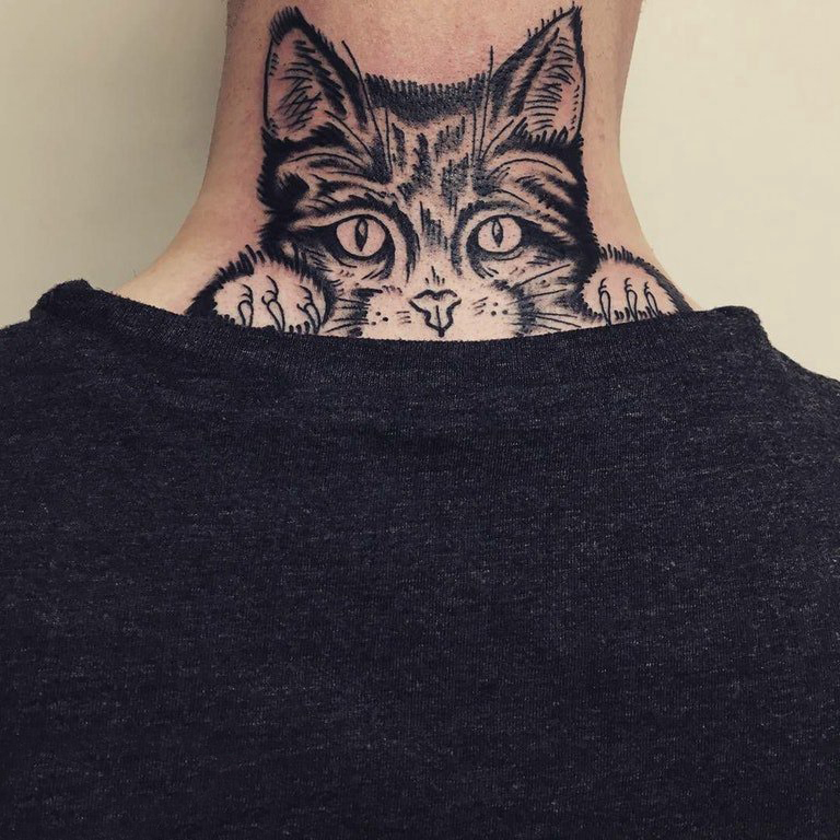 点击大图看下一张：小猫咪纹身 男生颈后黑色的猫咪纹身图片