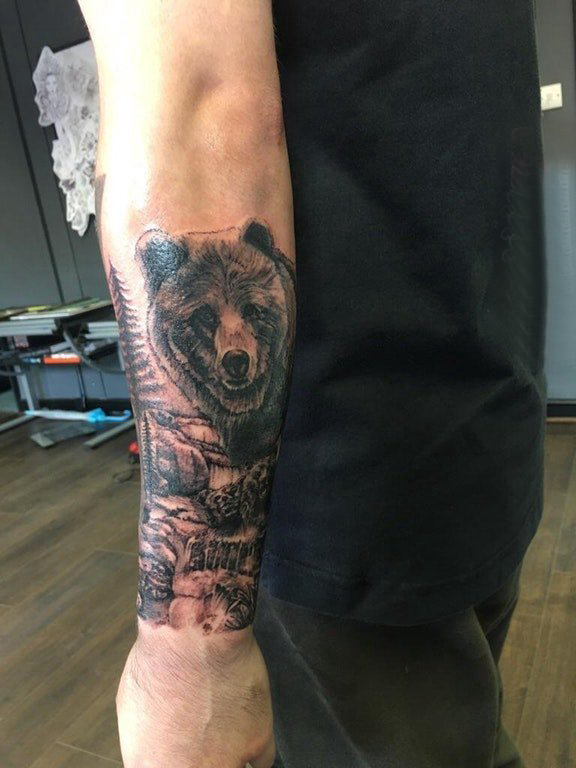 点击大图看下一张：熊纹身 男生手臂上黑色的熊纹身图片