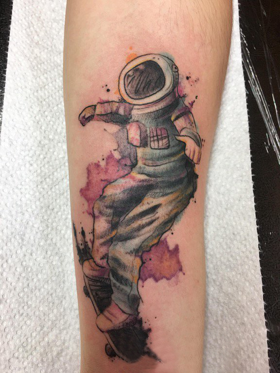 点击大图看下一张：宇航员纹身图案 男生手臂上创意宇航员纹身图片