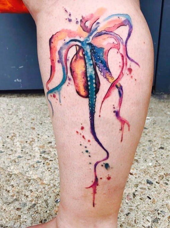 点击大图看下一张：章鱼纹身简单 女生小腿上彩色的章鱼纹身图片