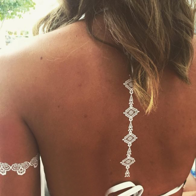 点击大图看下一张:多款女生十分喜爱的白色隐形文艺小清新纹身图案