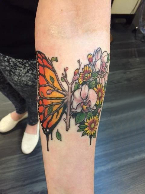点击大图看下一张：3d蝴蝶纹身 女生手臂上彩色的蝴蝶纹身图片