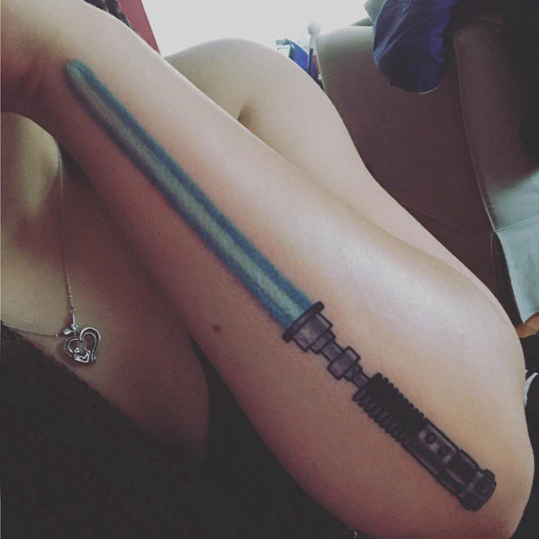 点击大图看下一张：宝剑纹身 女生手臂上彩色的宝剑纹身图片