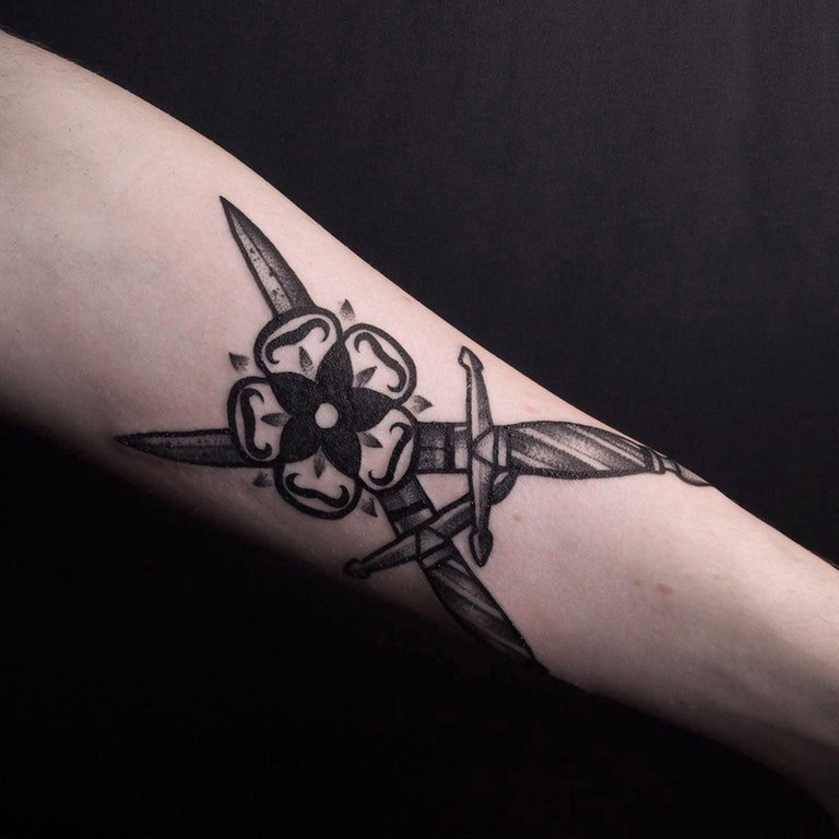 点击大图看下一张：匕首纹身图案 女生手臂上匕首纹身图案