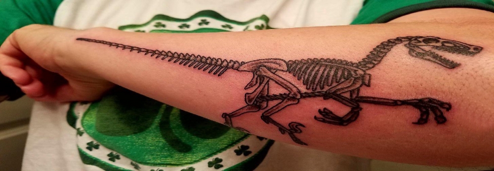 点击大图看下一张：骨头纹身 男生手臂上黑色纹身骨头纹身图片