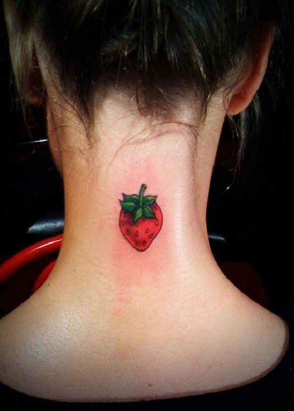 点击大图看下一张：后颈部纹身 女生后颈部彩色的草莓纹身图片