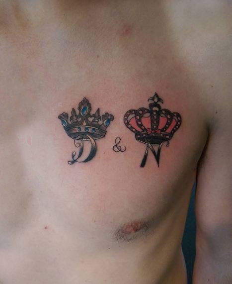 点击大图看下一张：皇冠纹身 男生胸口上皇冠纹身图片