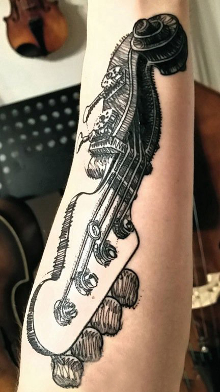 点击大图看下一张：简单吉他纹身 男生手臂上简单吉他纹身图片