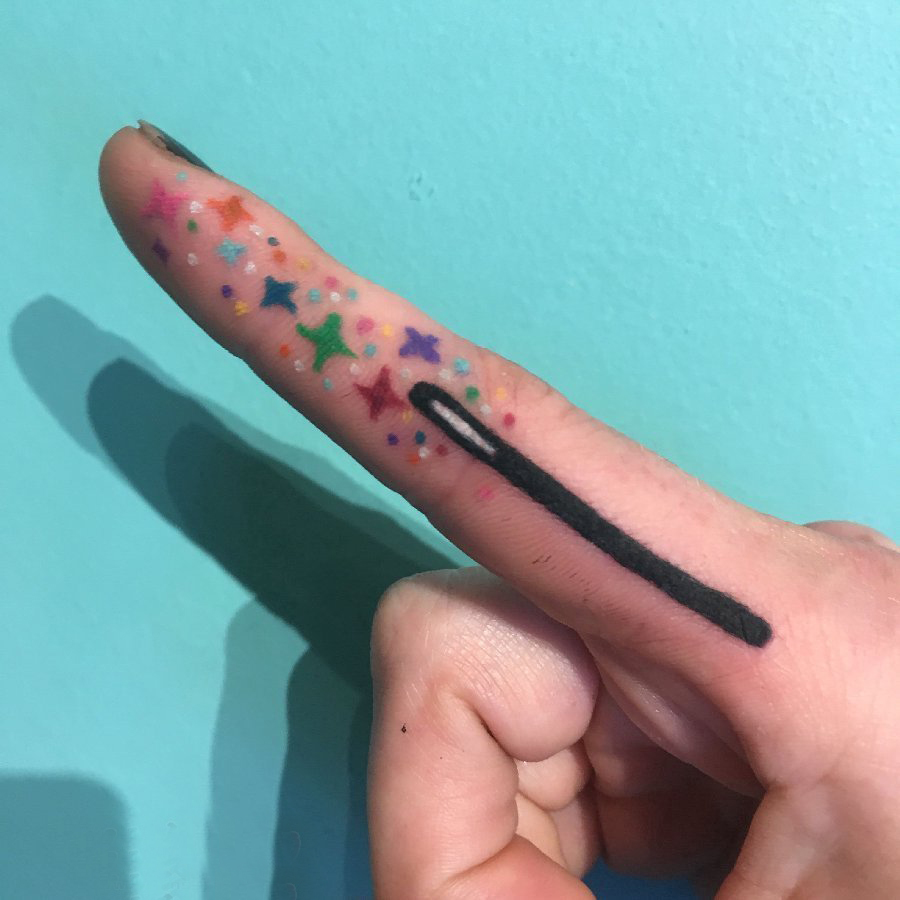 点击大图看下一张：简约手指纹身 女生手指上彩色的魔法棒纹身图片