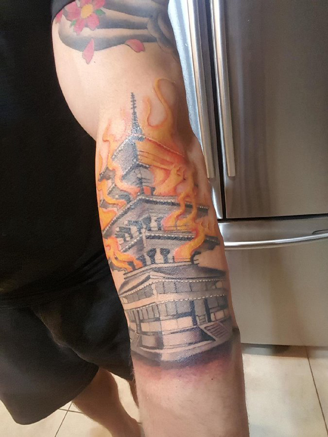 点击大图看下一张：建筑物纹身  男生手臂上火焰和建筑物纹身图片