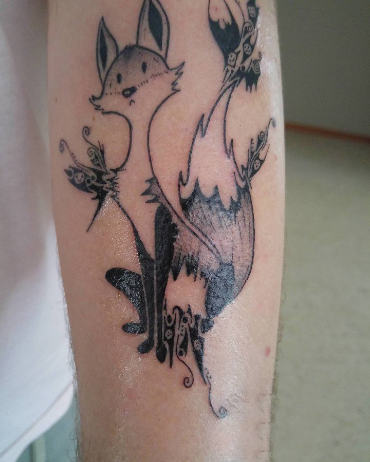 点击大图看下一张：九尾狐狸纹身 男生手臂黑色的狐狸纹身图片