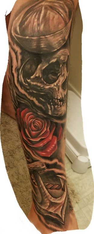 点击大图看下一张：骷髅花朵纹身图案 男生手臂上骷髅花朵纹身图案