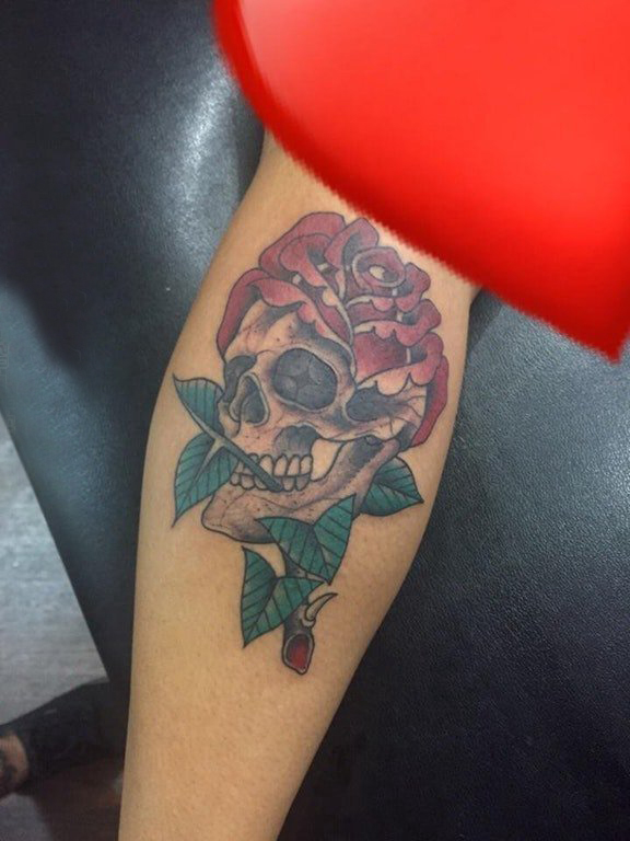 点击大图看下一张：骷髅花朵纹身图案 女生手臂上骷髅花朵纹身图案