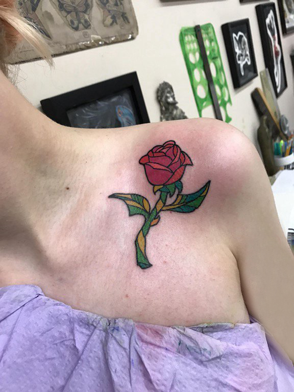 点击大图看下一张：欧美玫瑰纹身 女生肩部彩色的玫瑰纹身图片