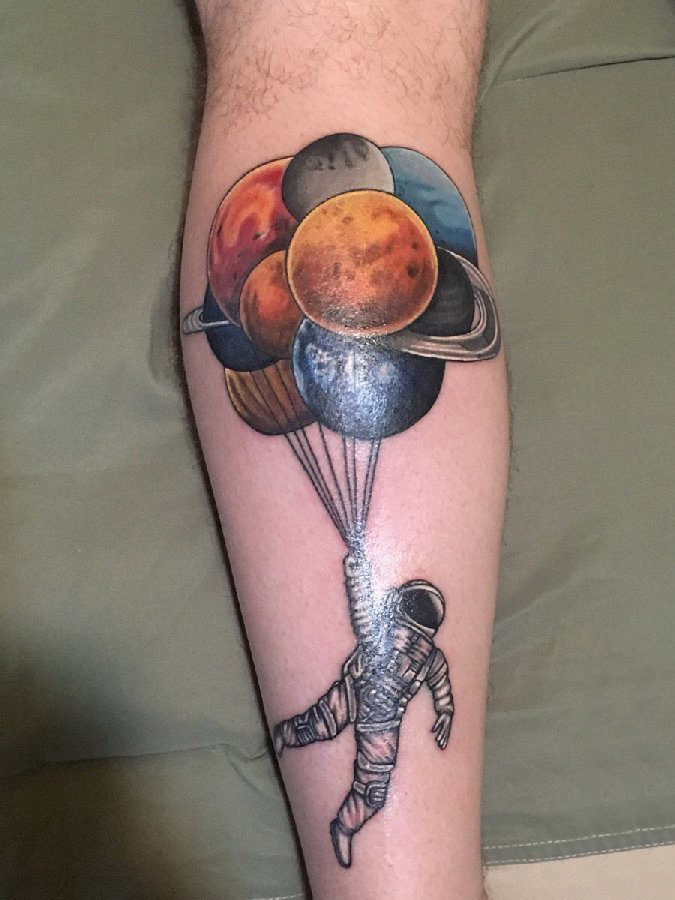 点击大图看下一张：欧美小腿纹身 男生小腿上彩色气球和宇航员纹身图片